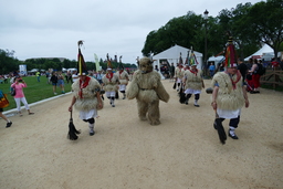 Joaldunak procession with hartza, front view