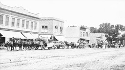 Railroad construction teams leaving Maine Street in Fallon (1912)