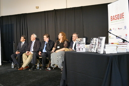 Amerikanuak book presentation panel with books