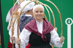 Oinkari female dancers with hoops, 1