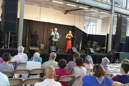 Romtvedt duo musical performance with spectators, 2