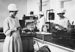 Home Economics Cooking Laboratory, Agriculture Building (currently Frandsen Humanities), 1920