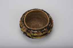 Small bowl with feathers
