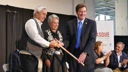 Amerikanuak book presentation Garamendi with makila