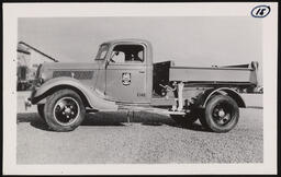 Truck with lowered tipper mechanism