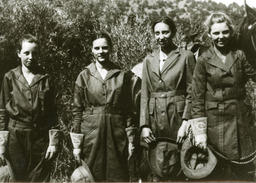 Lucile Reed, Catherine May, Florence Reed and Helen Reed in riding outfits