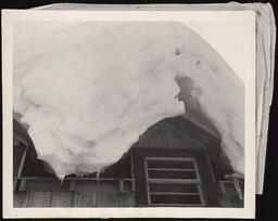 Roof of Beacon-Hill Lodge with a cornice of snow, copy 3